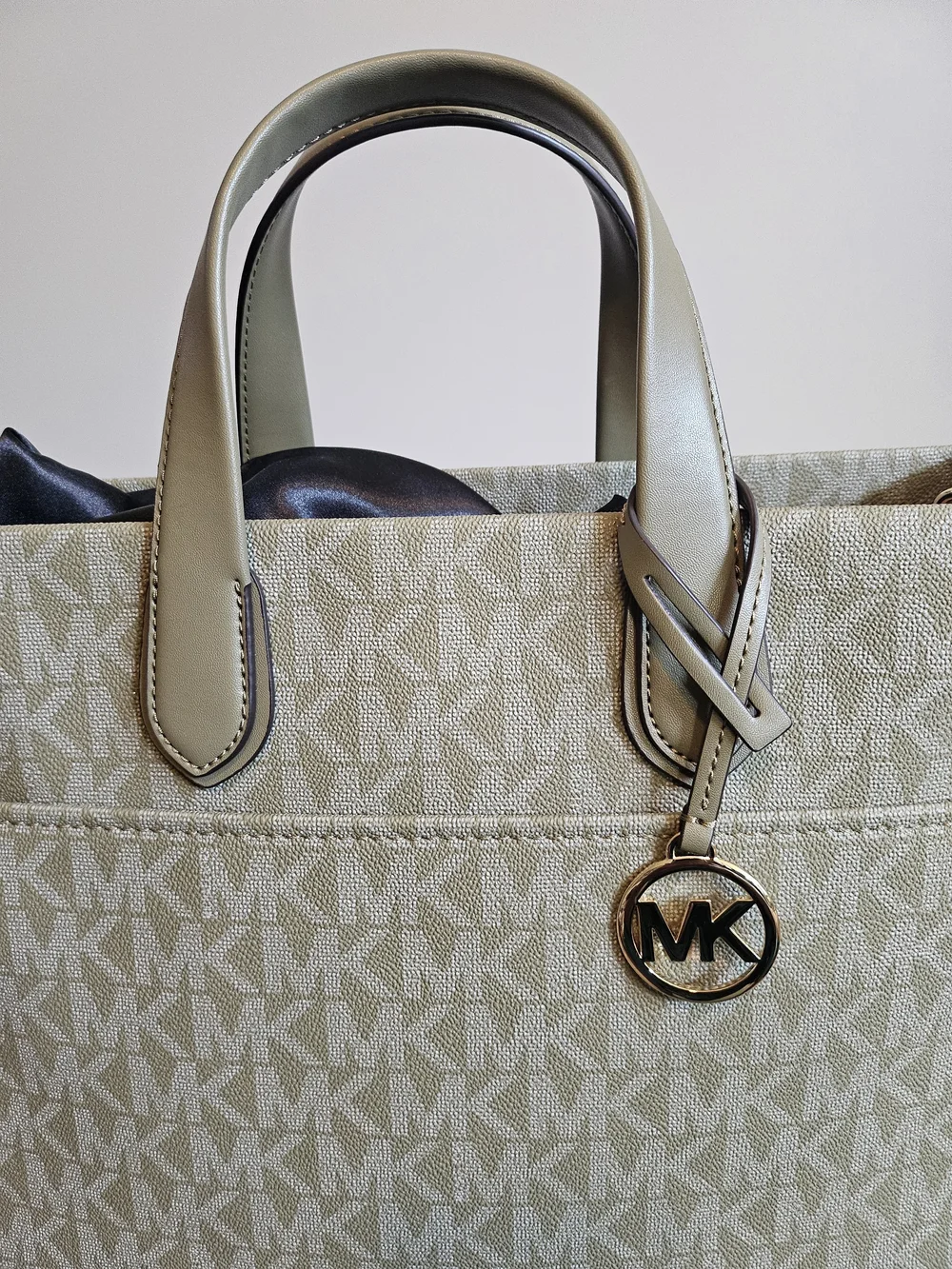 Michael Kors – Large Safari Green Tote/Bag w/Detachable Shoulder Strap (O/S)